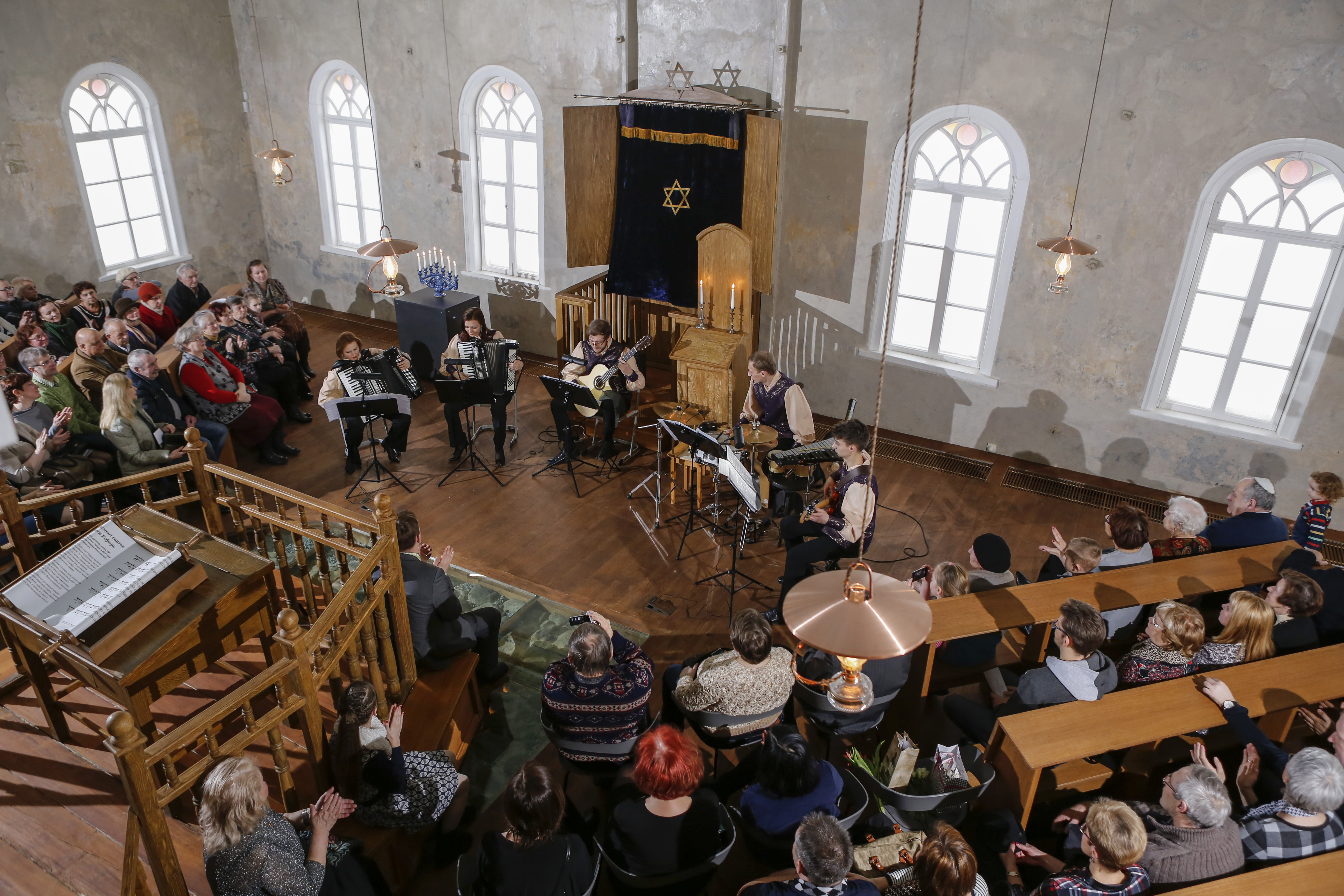 MUZEJU NAKTĪ – “LIKTEŅŠŪPULIS” ZAĻAJĀ SINAGOGĀ